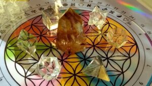 mesa radiônica crística com sólidos platônicos